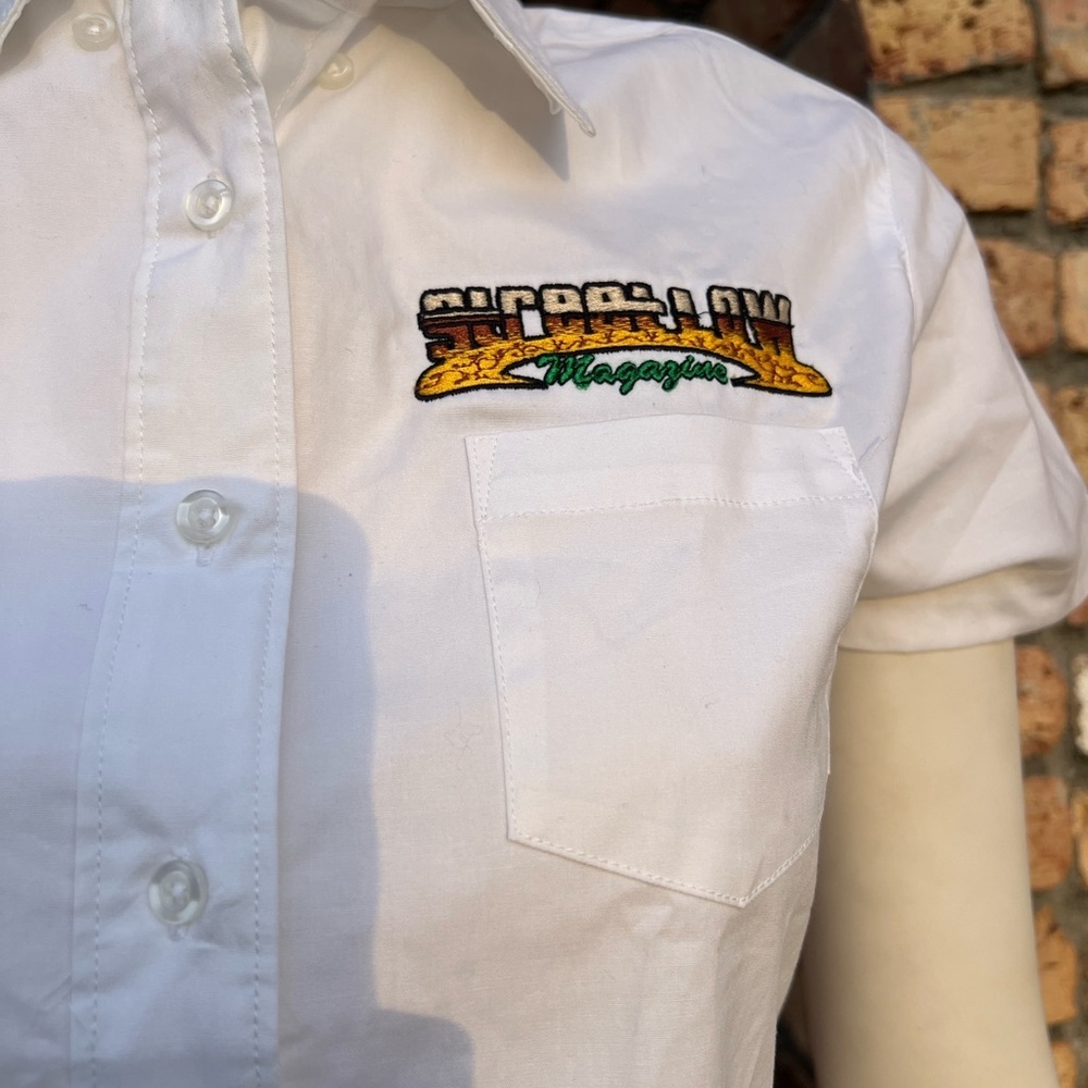 White Short-Sleeve Button-Up Shirt with Embroidered Logo Size M - Picture 5 of 8
